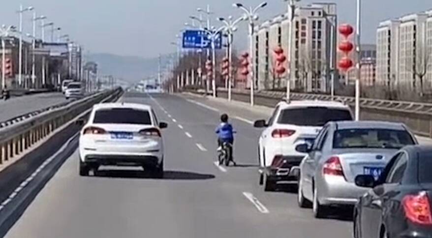 31秒丨日照莒县：5岁男孩骑儿童车上大桥 车辆纷纷降低车速跟随保护
