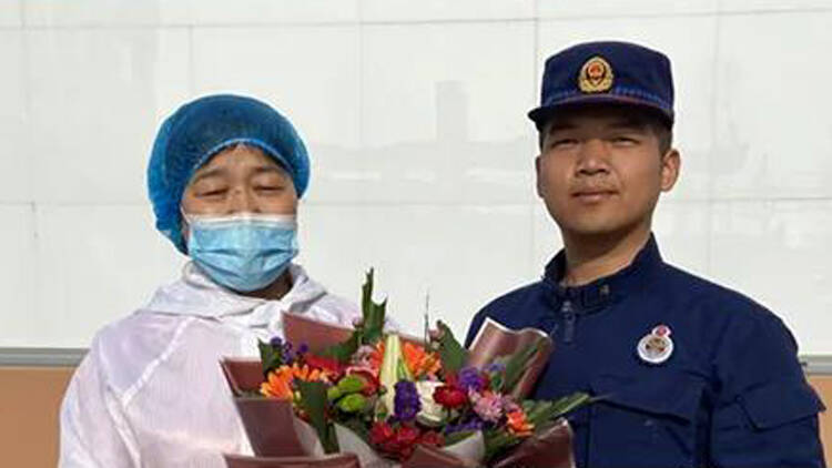 89秒｜“感谢您的哺育” 滨州消防员“女神节”为妈妈献花