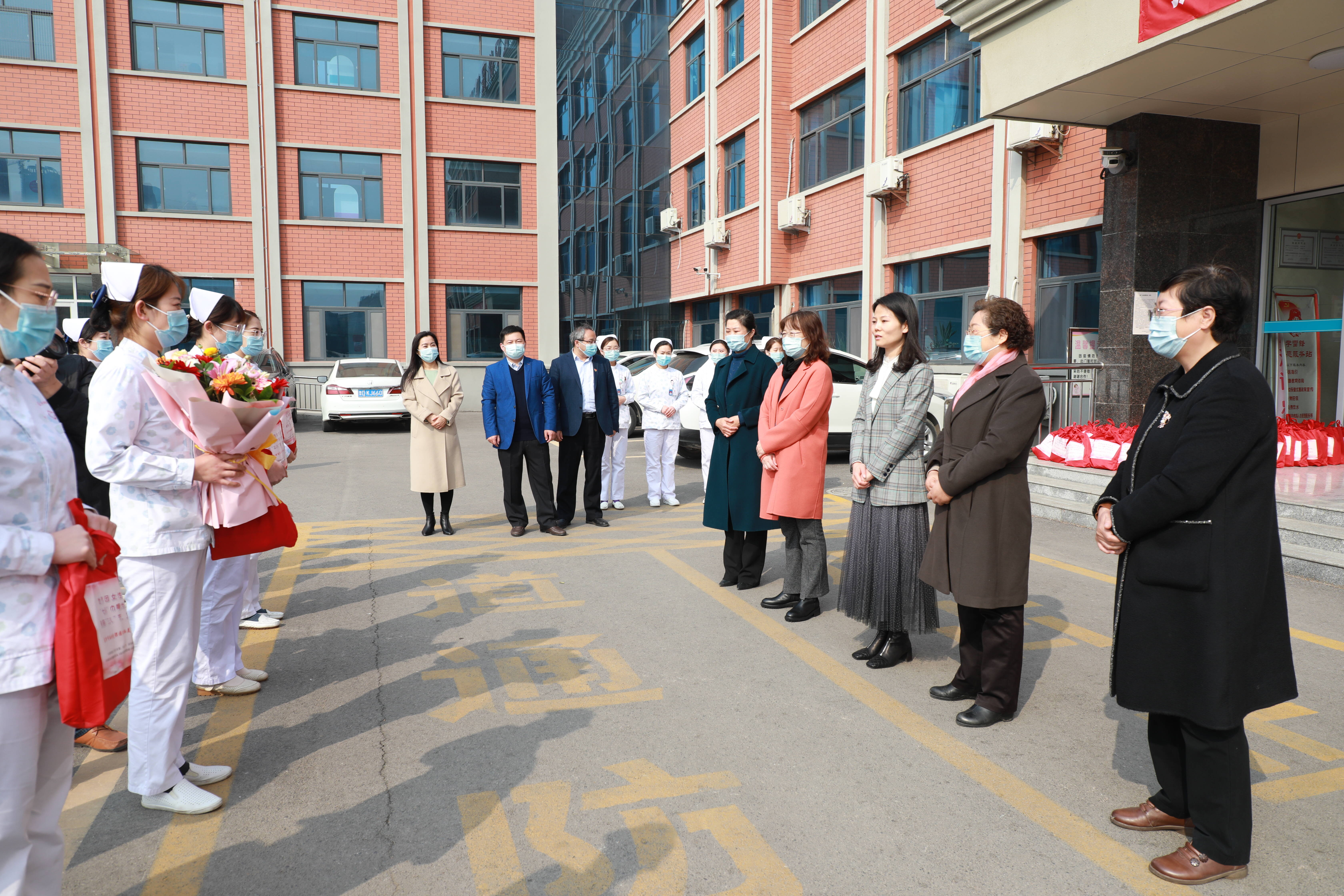 枣庄市市中区领导“三八”节走访慰问一线女性