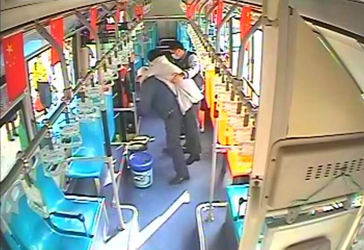 80秒｜乘客突发病！51岁公交驾驶员先拿救心丸救人，又把乘客背上救护车