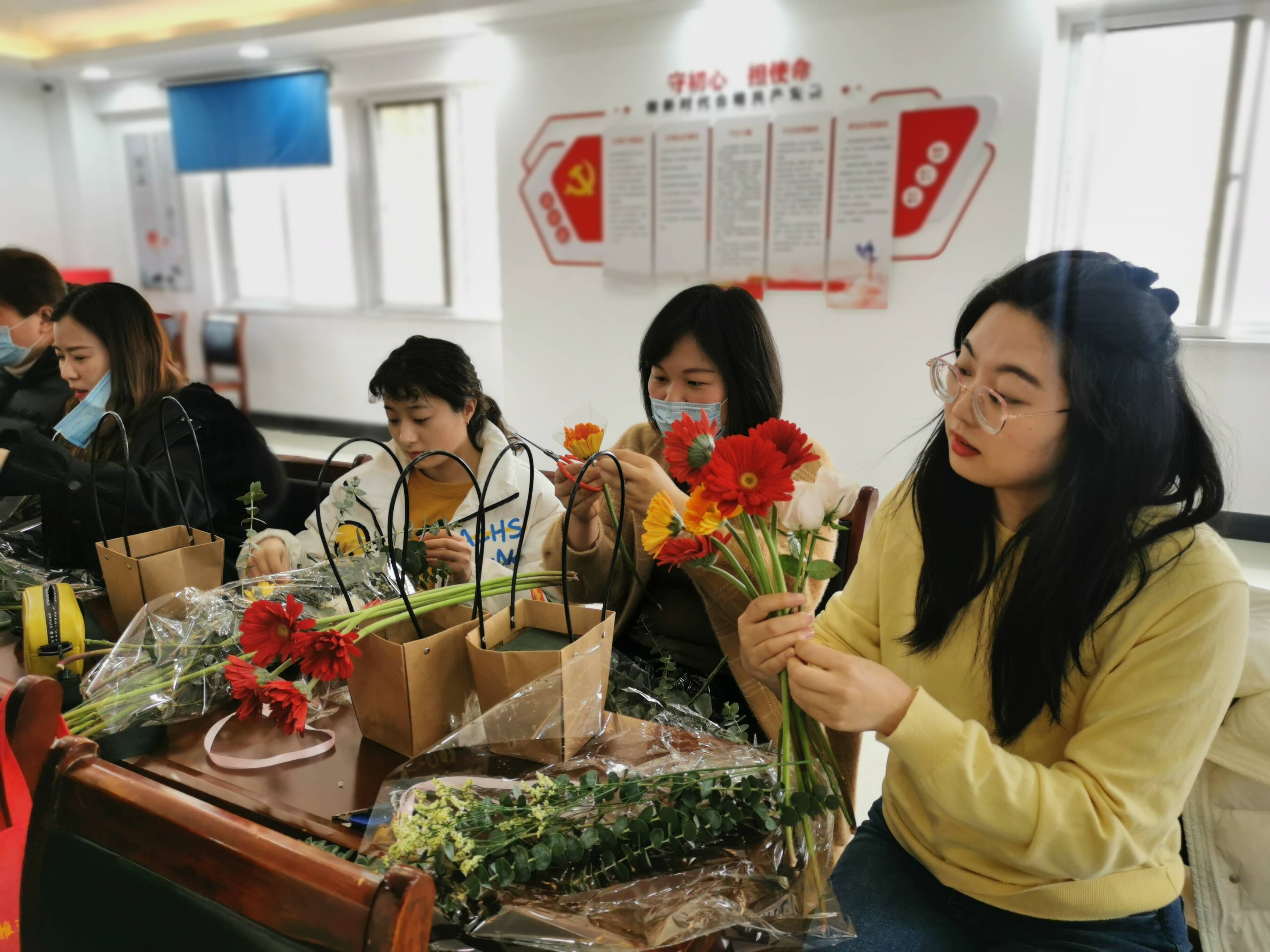枣庄市中区中心街街道举办插花艺术活动庆祝“三八”妇女节