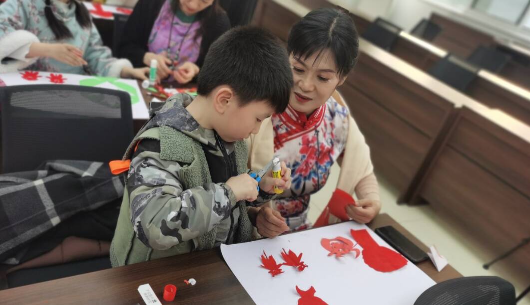 枣庄市旗袍朗诵协会举行迎“三八”亲子趣味剪纸活动