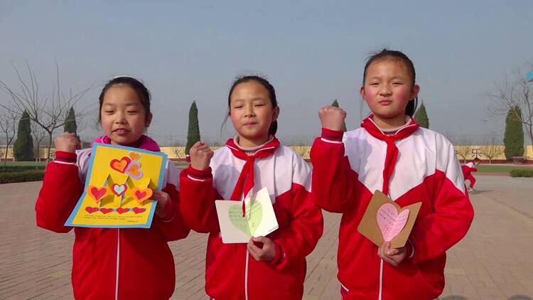 112秒｜7岁女孩跑步锻炼救患病姐姐 姐妹俩就读小学师生自发捐款献爱心