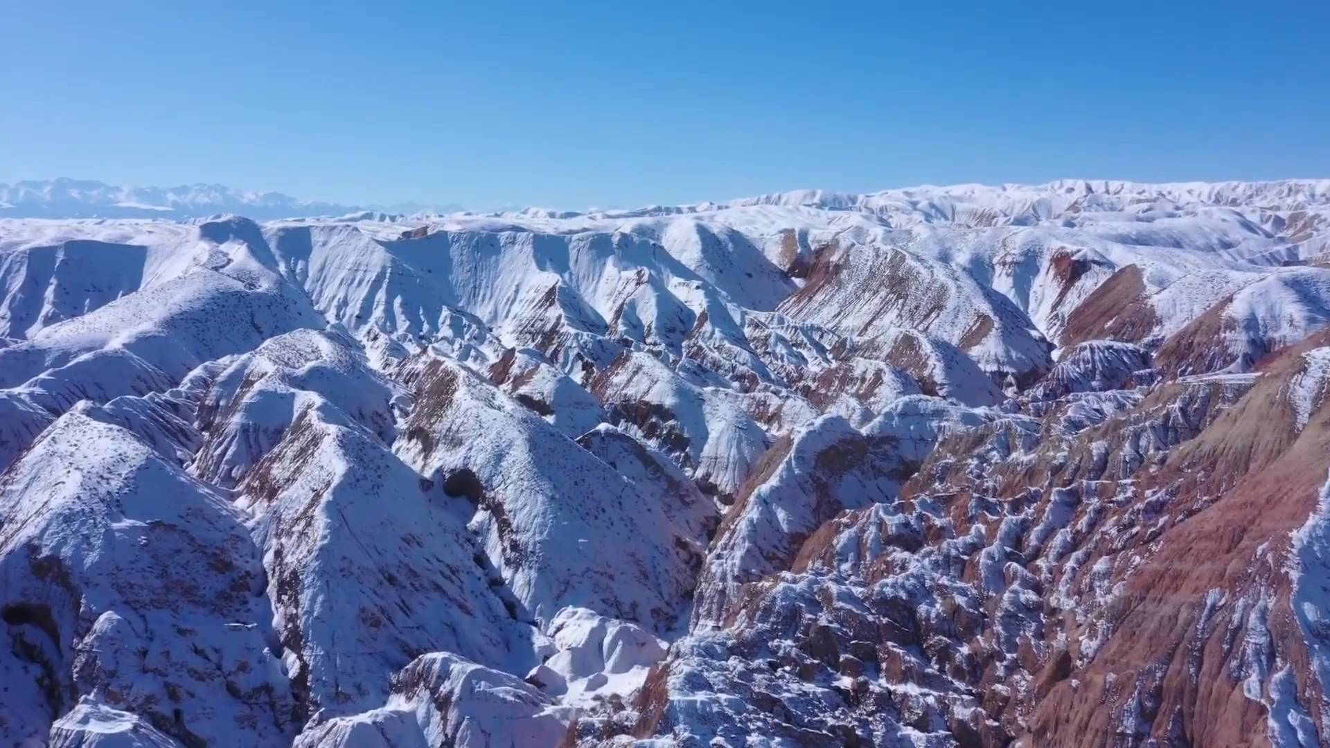 89秒丨白雪丹霞映天山 宛如一幅色彩斑斕的油畫