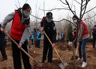 39秒丨踐行勞動教育 榮成市組織學生和志愿者開展植樹活動