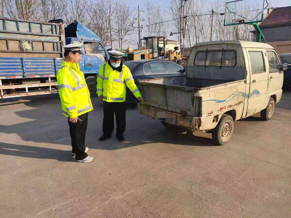 滨州阳信一男子开报废车“赶集” 被民警依法查扣