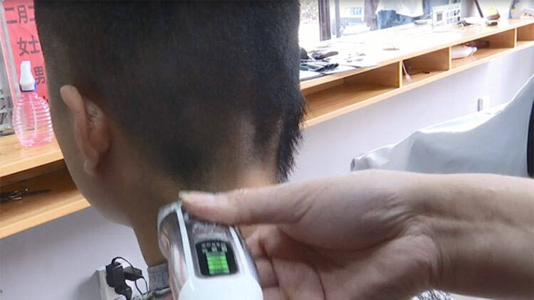 34秒丨“二月二龙抬头”  滨州沾化区多家理发店内顾客爆满