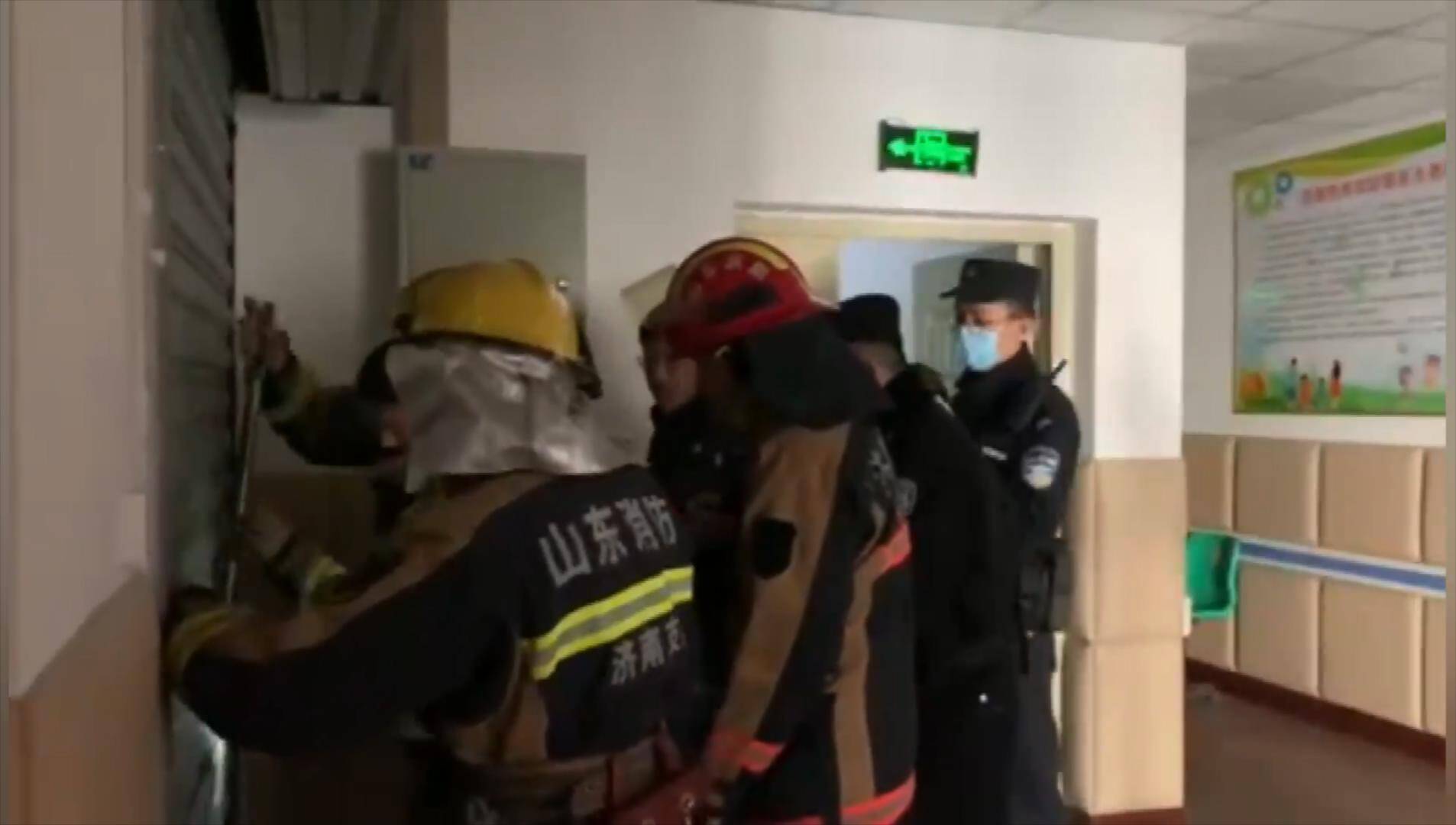 老人被困电梯近两个小时 济南消防破门救援