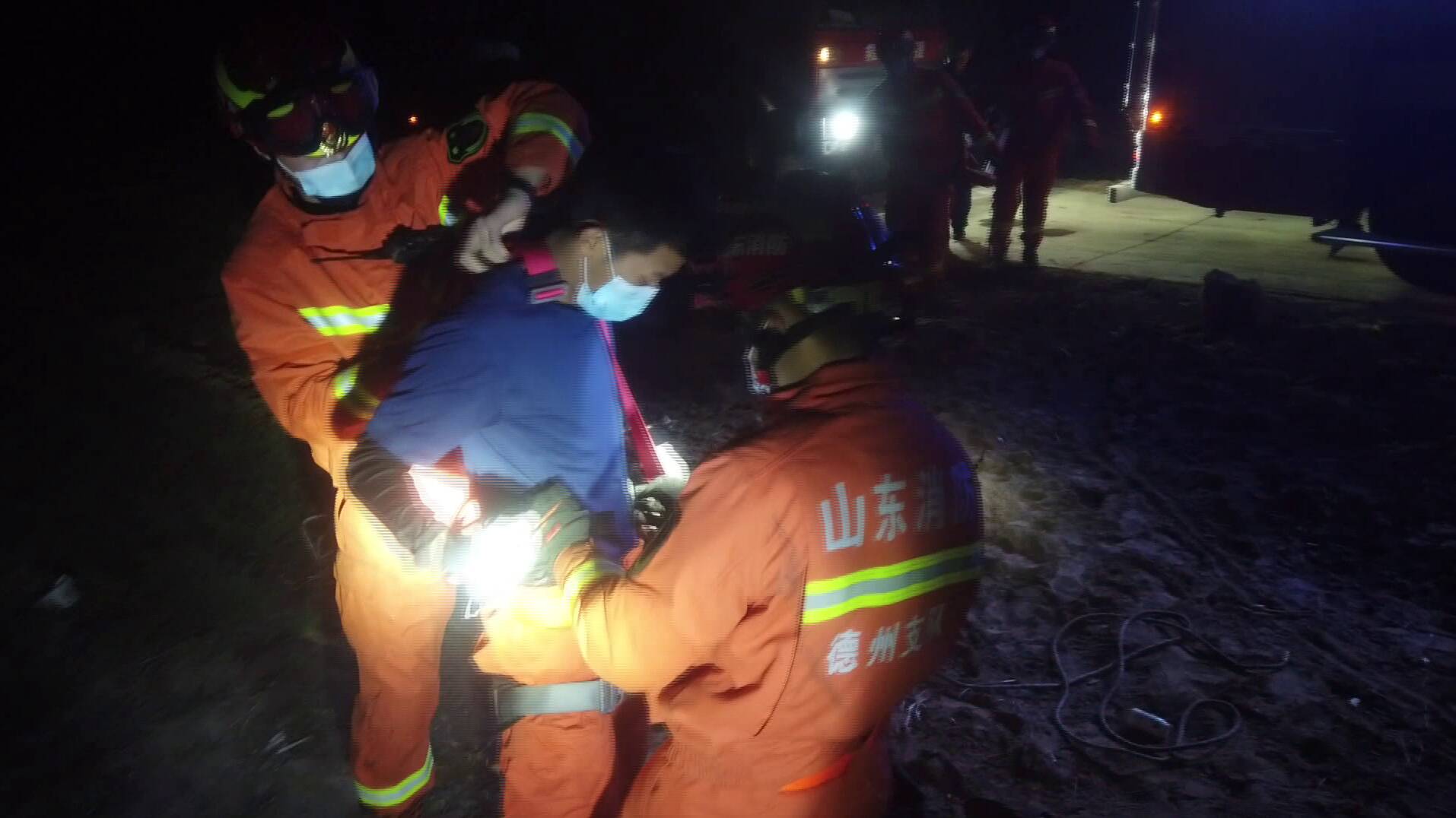 德州一男子落入45米深水机井“危在旦夕”  消防员两次倒悬下井营救“化险为夷”
