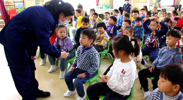 威海：消防培训进幼儿园 萌娃乐享消防知识“大餐”