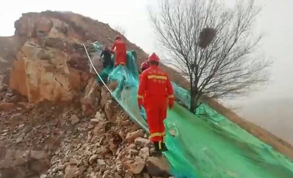 56秒丨济宁一男子独自上山迷路被困山顶 消防员紧急救援