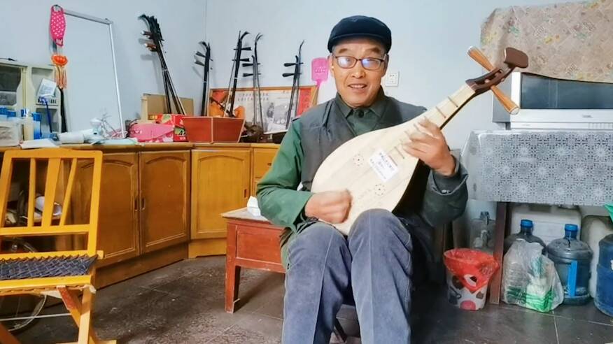 日照：“巧木匠”钟情音乐几十年 能纯手工做六种乐器