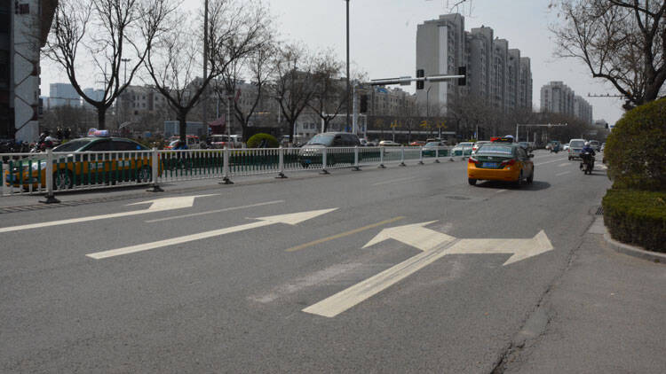 59秒|@潍坊人，这个路口最右侧直行车道变左转啦
