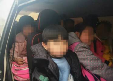 泰安新泰查获2辆“黑校车”塞满学生，如此“校车”敢让孩子坐吗？