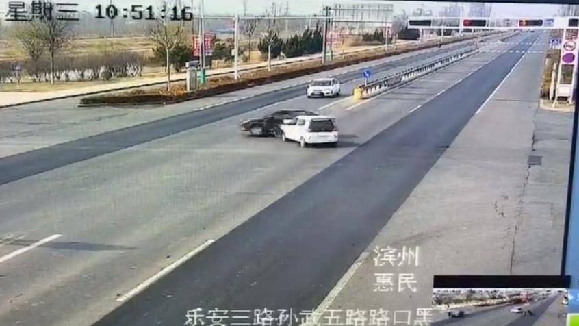 21秒｜滨州一电动四轮车任性闯红灯 发生事故负全责