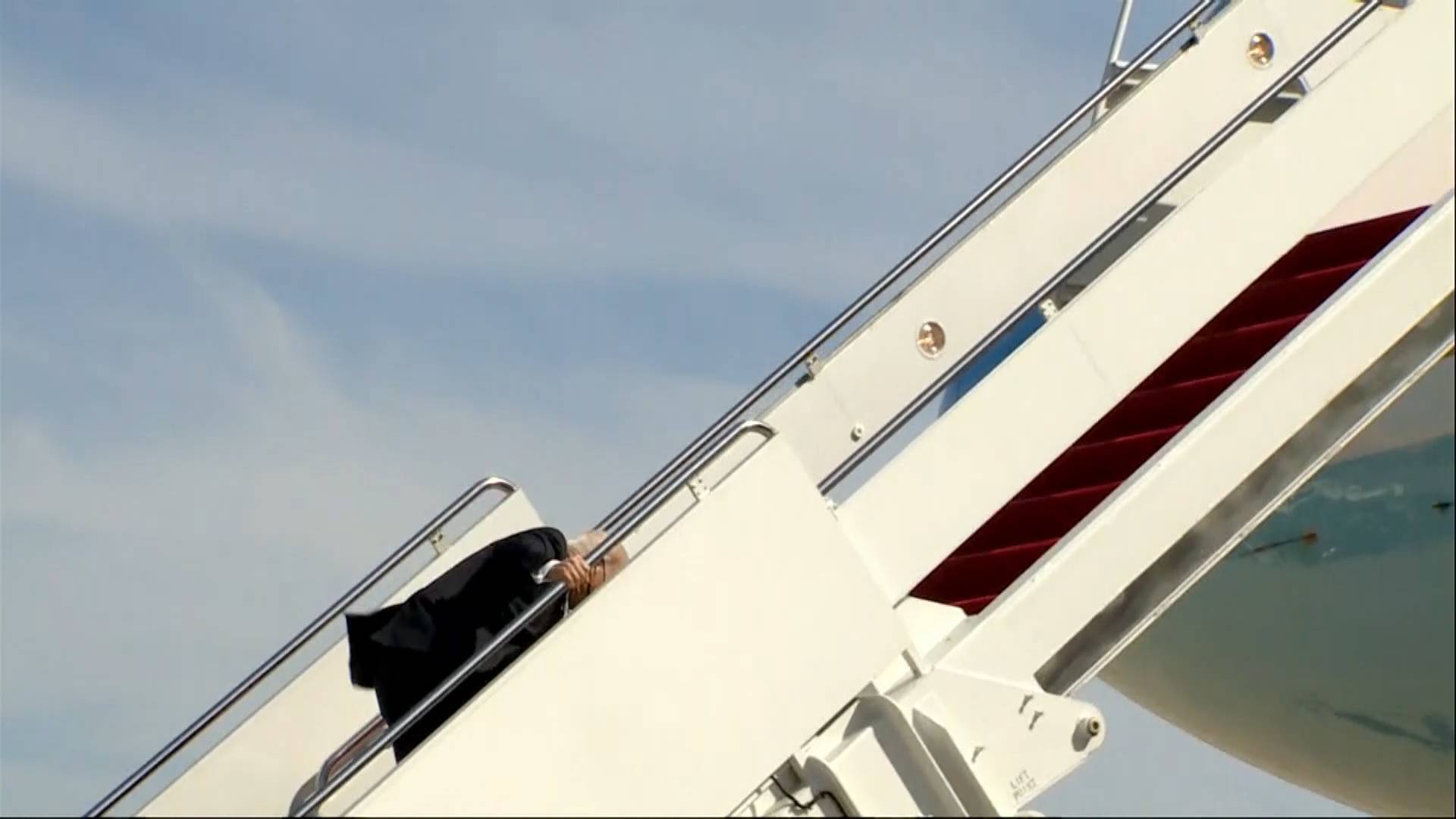 37秒｜美国总统拜登登机时多次趔趄 白宫称风太大