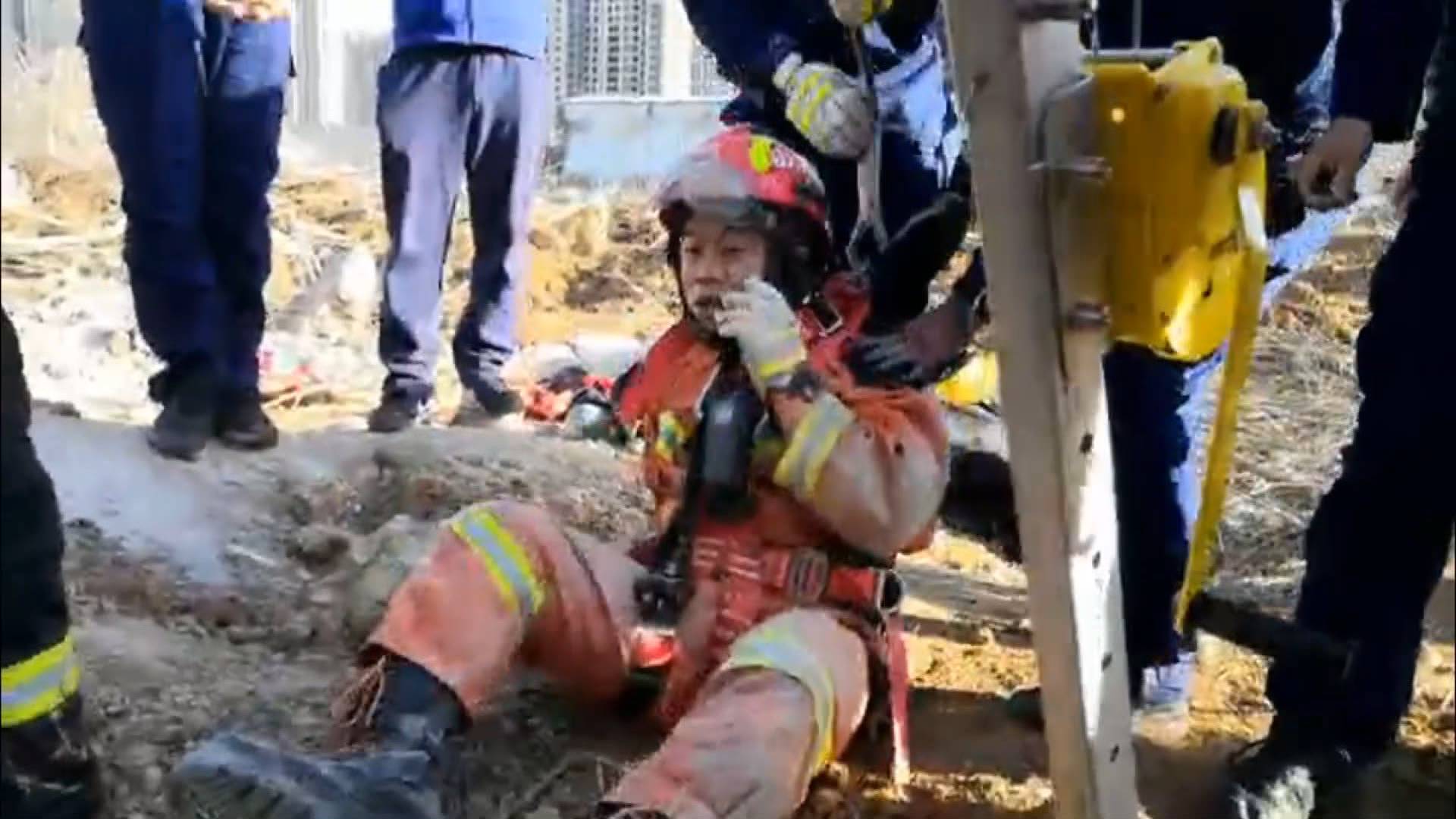 89秒丨济南一工人不慎坠入30米深井 消防员2次深入井下进行救援