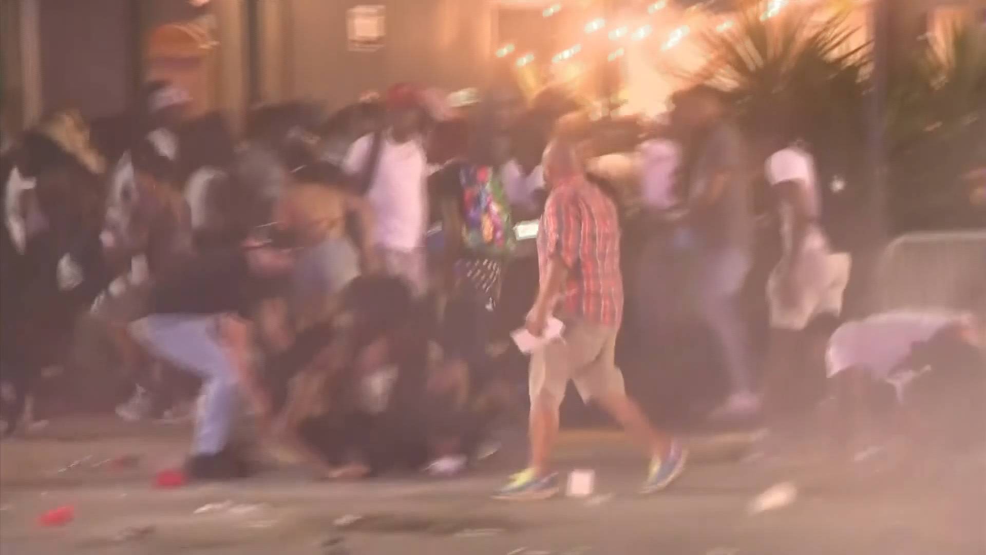 27秒｜美国迈阿密滩市宵禁首日数千人聚集 警方发射胡椒子弹驱散人群