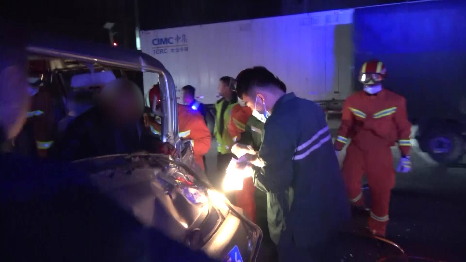 56秒｜临沂两货车追尾司机被困 消防员紧急施救被困司机