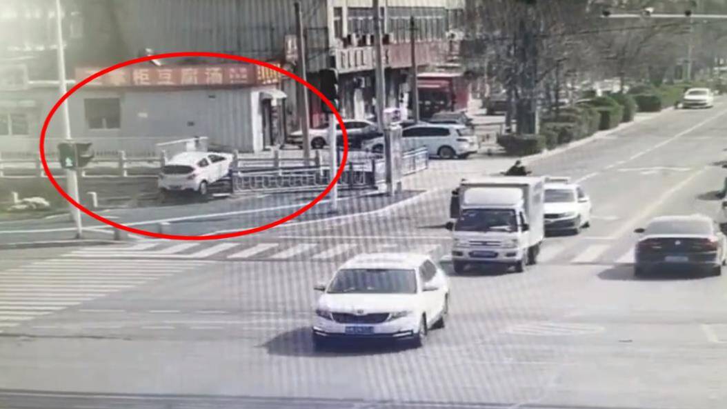 33秒｜滨州一车辆掉入路边防汛沟中 幸无人员伤亡