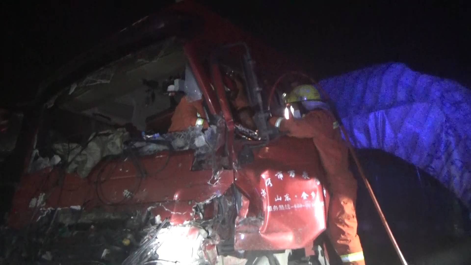 ​51秒丨临沂：两辆半挂车相撞 消防员紧急施救被困司机