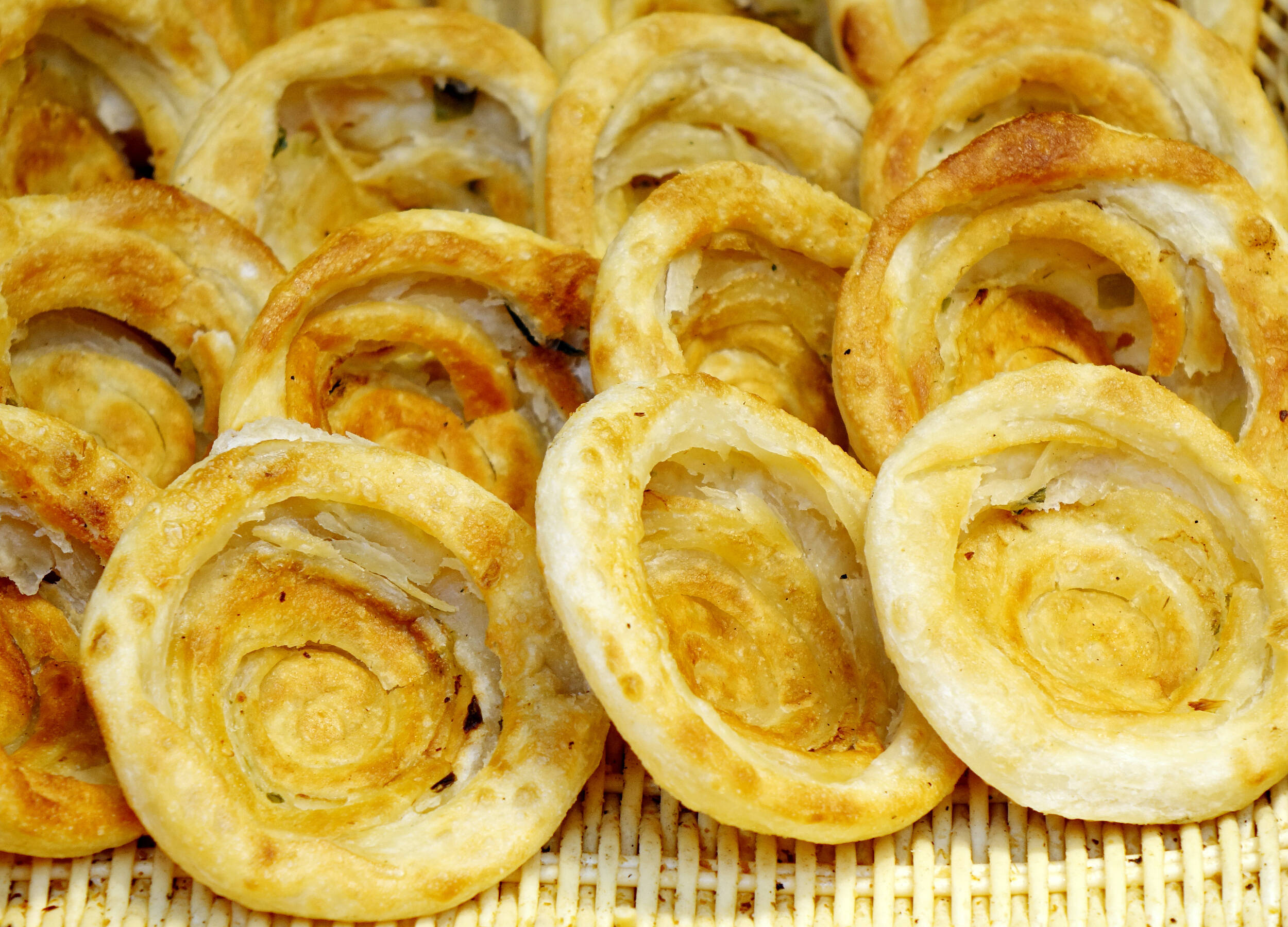 一碗热气腾腾的甜沫怎能少了它的完美搭档油旋.