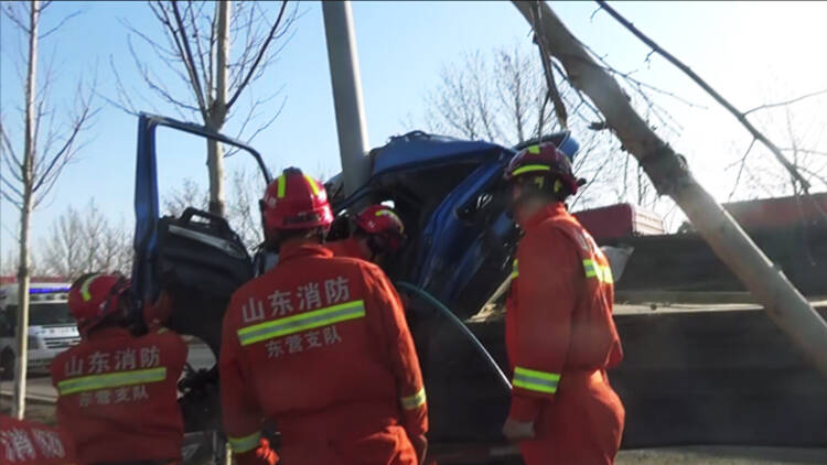 94秒｜货车撞上电线杆司机被困 东营消防紧急救援