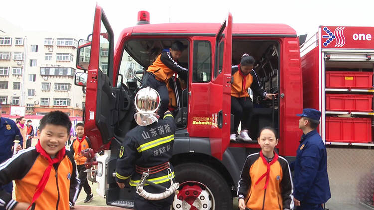 50秒体验消防车佩戴空气呼吸器济南玉函小学迎来特殊消防课