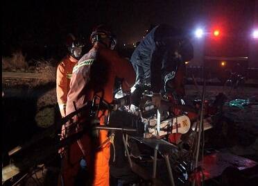 42秒丨夜晚耕地時兩拖拉機相撞造成兩人被困  威海消防緊急救援