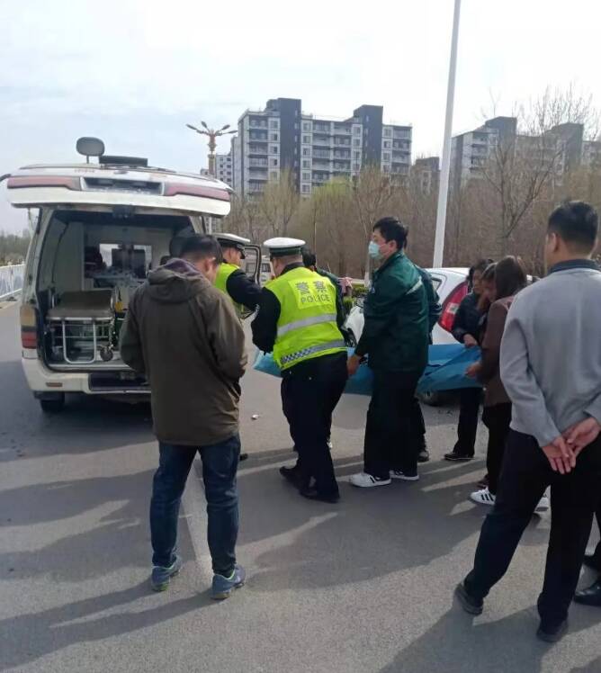 濱州惠民交巡警巡邏途中遇受傷群眾 全力協助贏贊揚