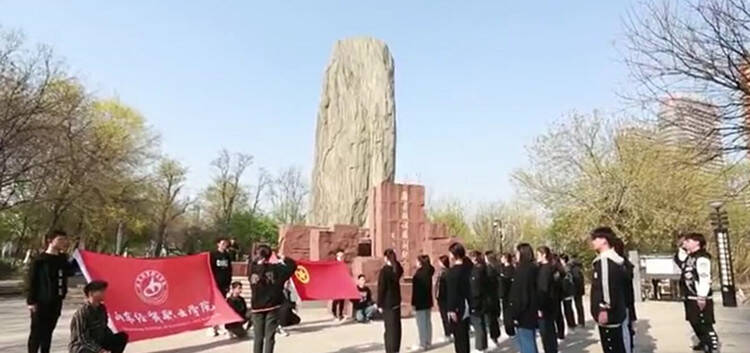 41秒丨驻潍一高校青年学子在潍县战役胜利纪念碑前重温入团誓词