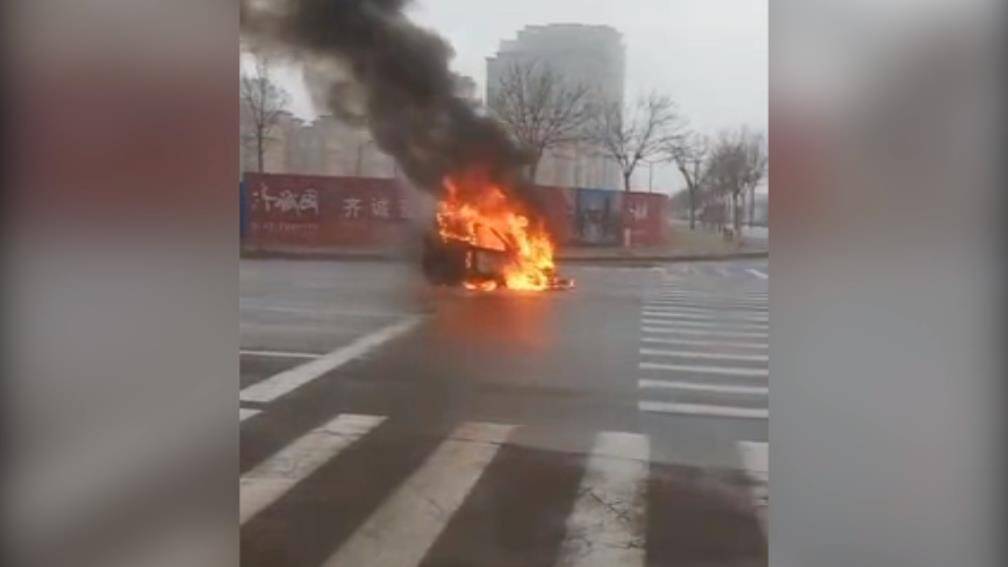 29秒丨滨州阳信一辆电动四轮车着火 车辆燃烧只剩下框架