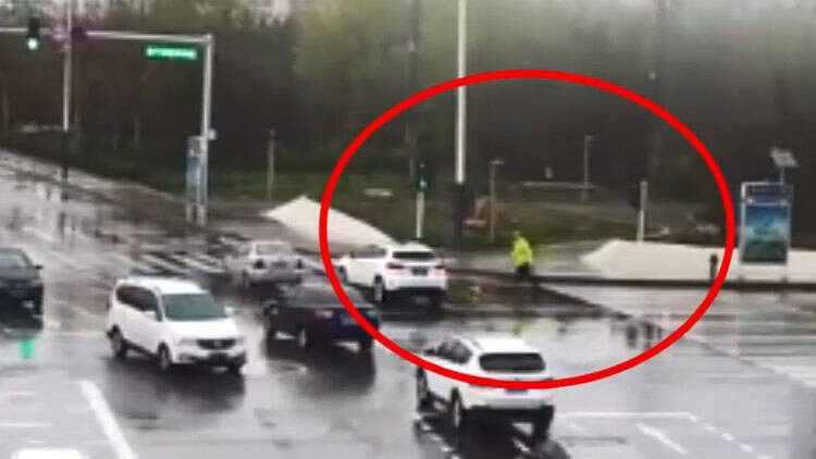 30秒丨清明小长假开发区交警冒雨执勤 滨州好心市民扔下雨伞驾车而去