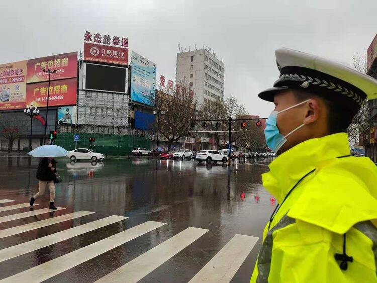 假日里的坚守丨潍坊青州特巡警大队全警上岗 全力保障“清明”道路畅通