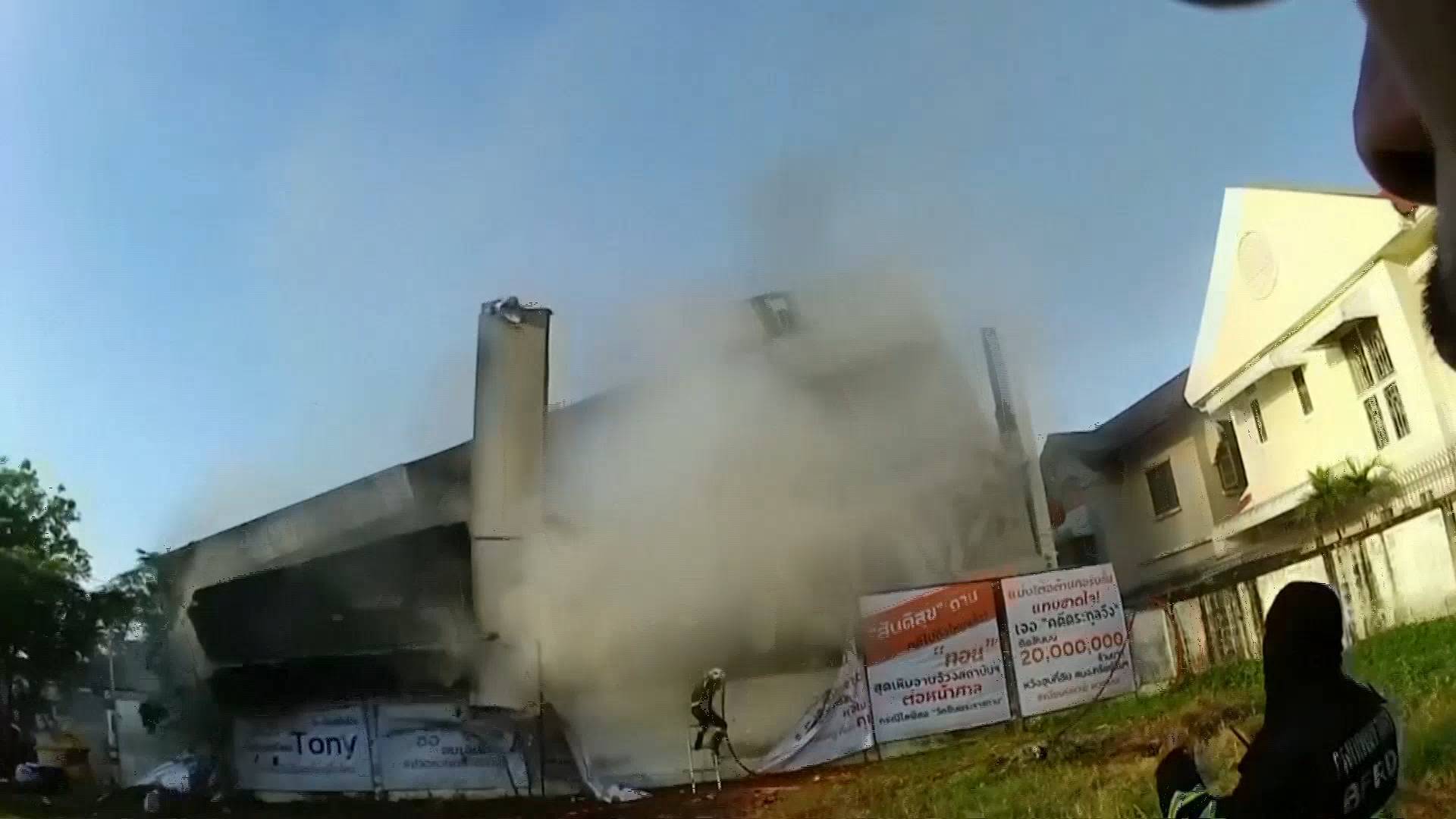 47秒｜泰国曼谷失火楼房坍塌一幕视频公布 已致5人死亡或仍有多人被埋