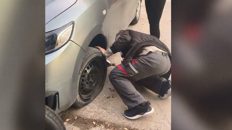 15秒｜滨州一女司机街头车胎被扎 快递小哥帮忙更换轮胎