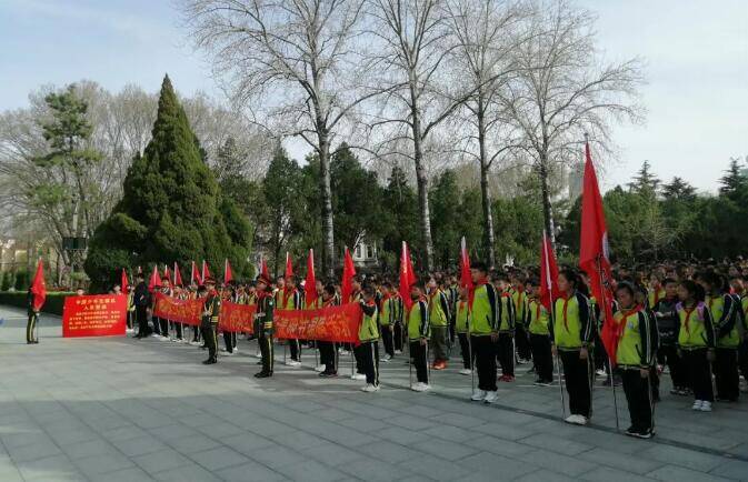 清明节期间100余所大中小学校、幼儿园师生走进华东革命烈士陵园缅怀革命先烈