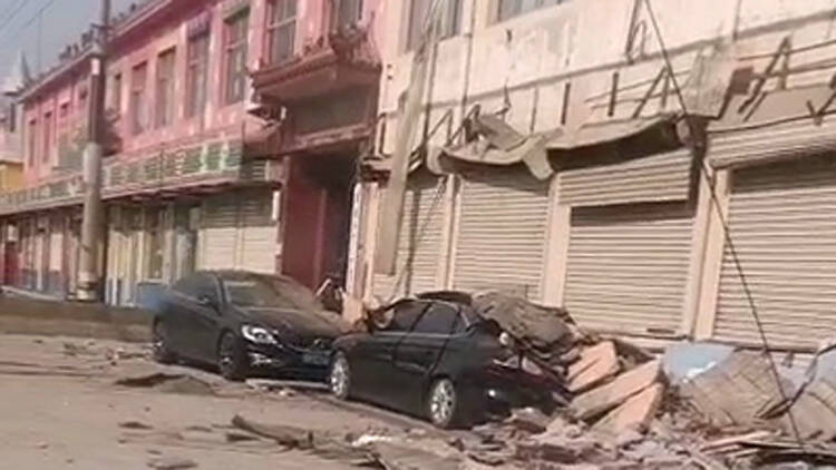 18秒丨滨州一沿街房屋檐坍塌！多辆车被砸
