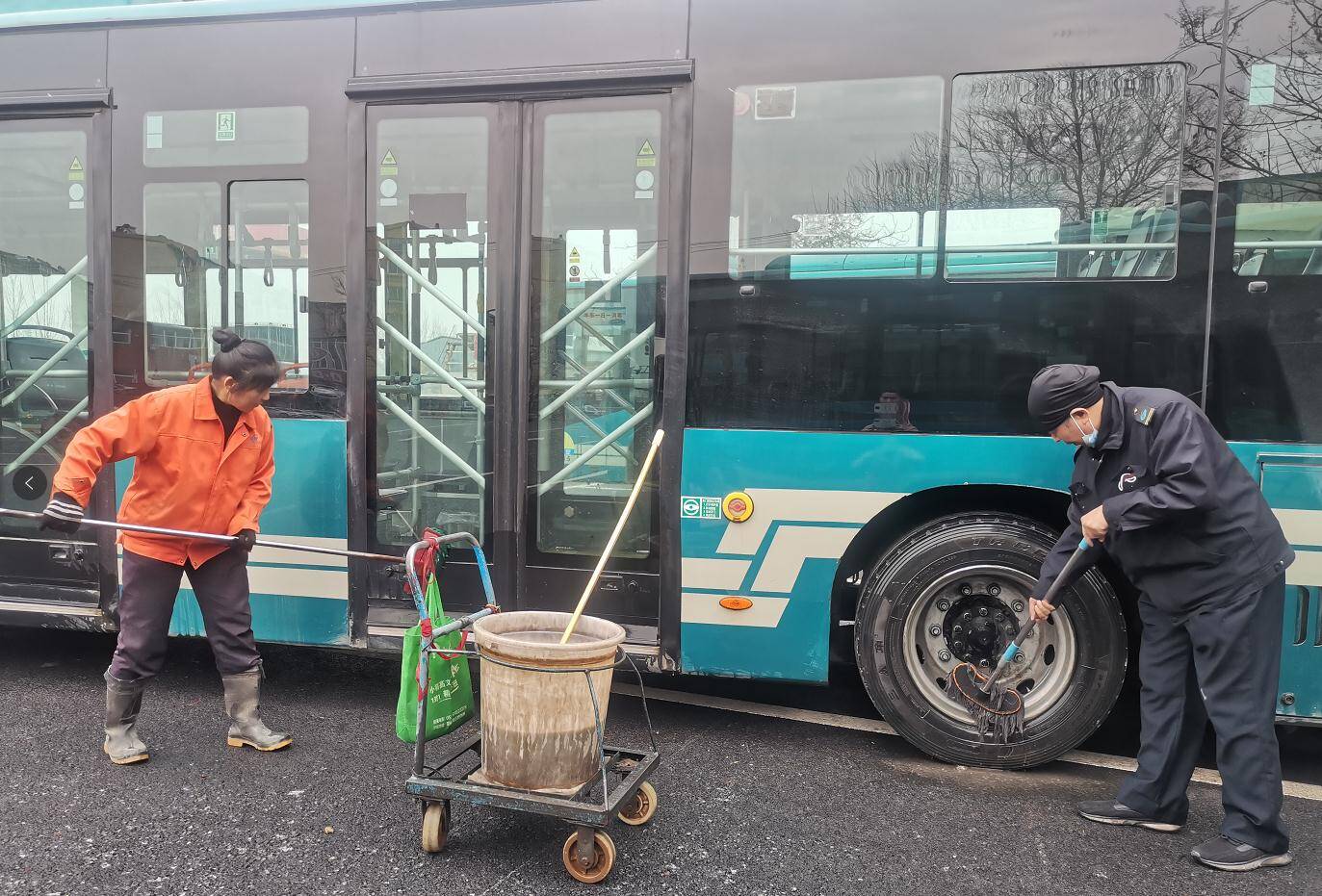 济南5000余辆公交车，每天发4万余班，一趟一清理，怎么做到的？