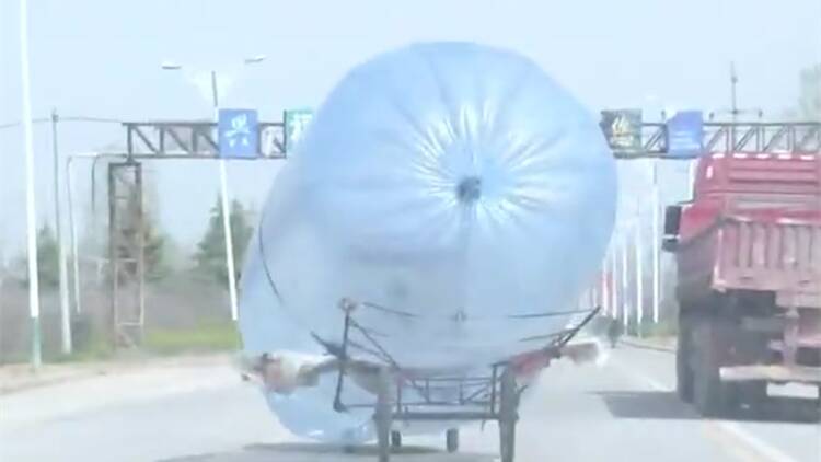 聊城莘县惊现塑料气包运输天然气 直径几米就像移动“气球炸弹”