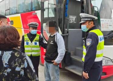 枣庄15岁男孩离家出走 泰安高速交警拦截大巴车寻回