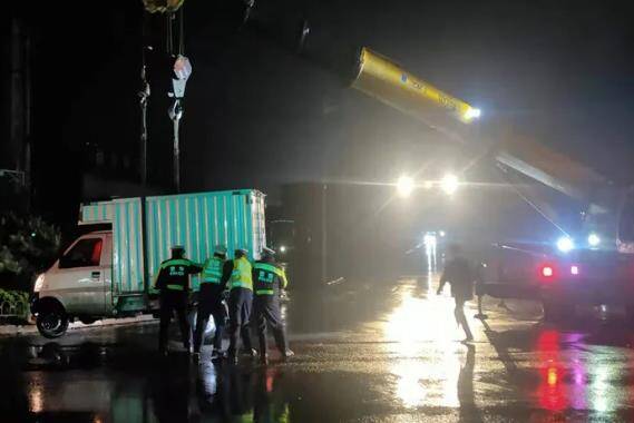 滨州博兴一油罐车与一小型货车相撞一人被困 民警两小时紧急救援