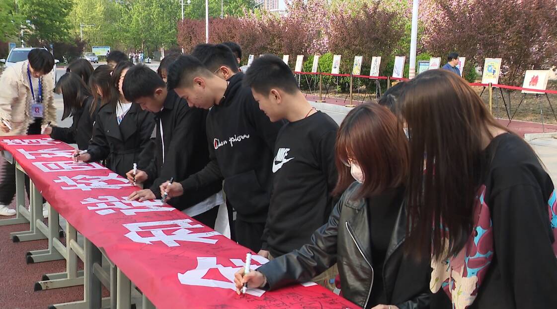 54秒｜滕州千余名学生签名让国家安全教育入脑入心