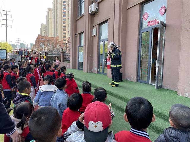 威海：走进幼儿园为300余名师生送上“消防大餐”