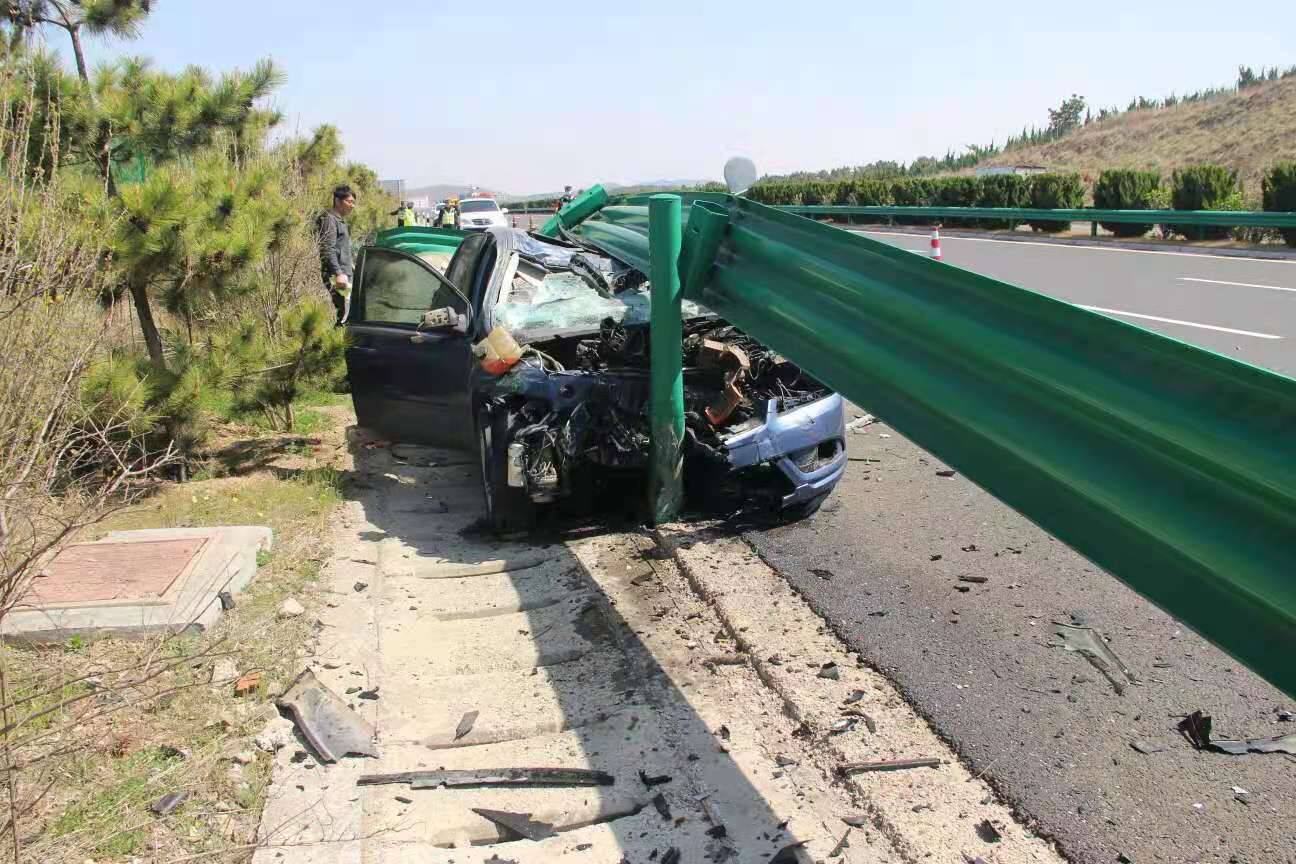 雷火电竞50秒｜高速路上开车犯困 一疏忽竟钻入护栏