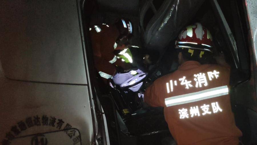 28秒｜滨州夜间两货车追尾一人被困 消防紧急救援