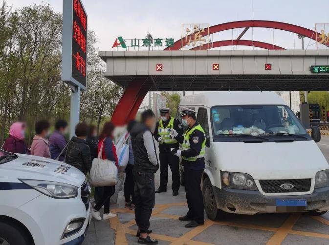 来滨州务工10人挤上一辆面包车被查 驾驶员被处罚