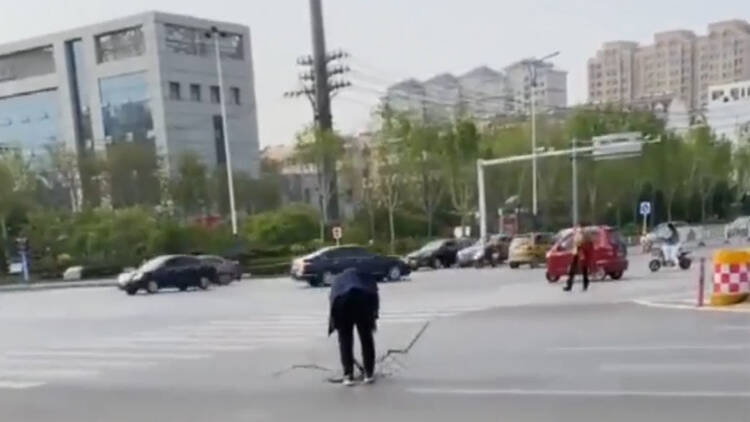 22秒｜小伙子，好樣的！濱州黃五渤十一路口這一幕被曝光