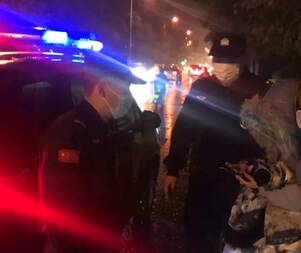 身邊的守護和溫暖！濱州一男孩雨夜獨自走在路邊 民警將其安全送回家長身邊