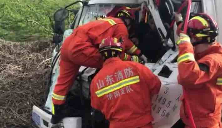 济南青银高速发生三车追尾事故 消防到场紧急处置